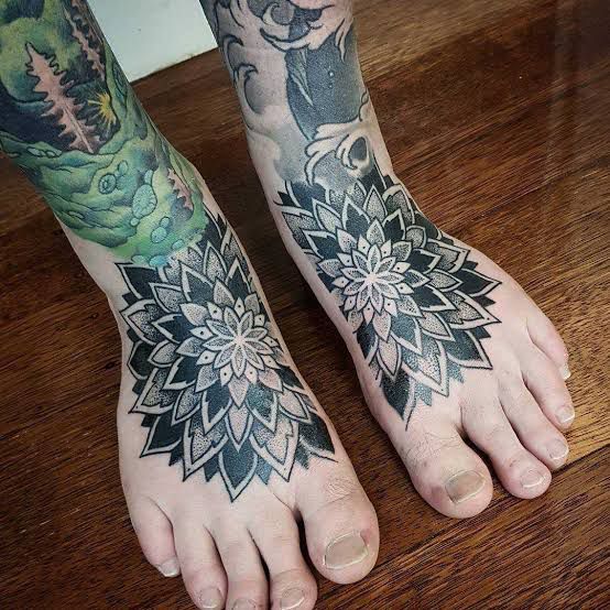 Hình xăm hoa mandala trên mu bàn chân, phong cách blackwork, chi tiết rõ nét, ảnh HD.