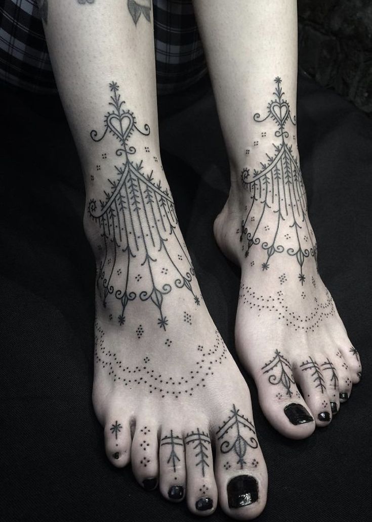 Hình xăm mandala trên chân, phong cách blackwork chi tiết, ảnh HD.