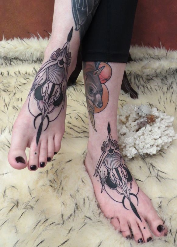 Hình xăm hoa văn đen ở chân, phong cách blackwork, chi tiết cao, ảnh HD.
