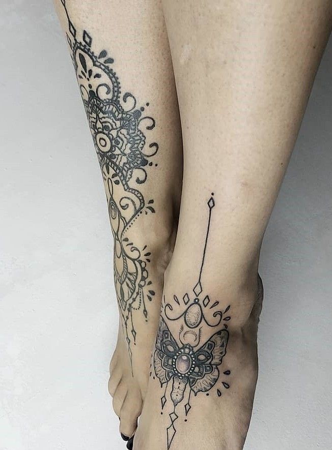Hình xăm mandala và bướm phong cách blackwork trên chân, chi tiết rõ nét, độ phân giải HD.
