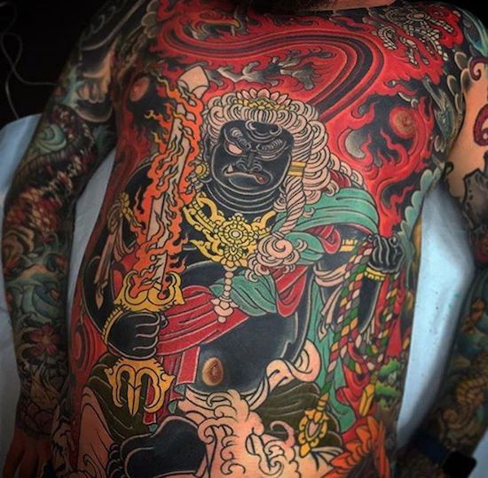 Hình xăm thần chiến binh Nhật Bản, chi tiết sống động, phong cách truyền thống, trên ngực và tay, ảnh HD.