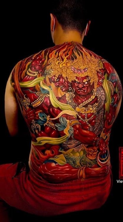 Hình xăm toàn lưng phong cách màu sắc chi tiết, chủ đề thần thoại, độ phân giải HD.