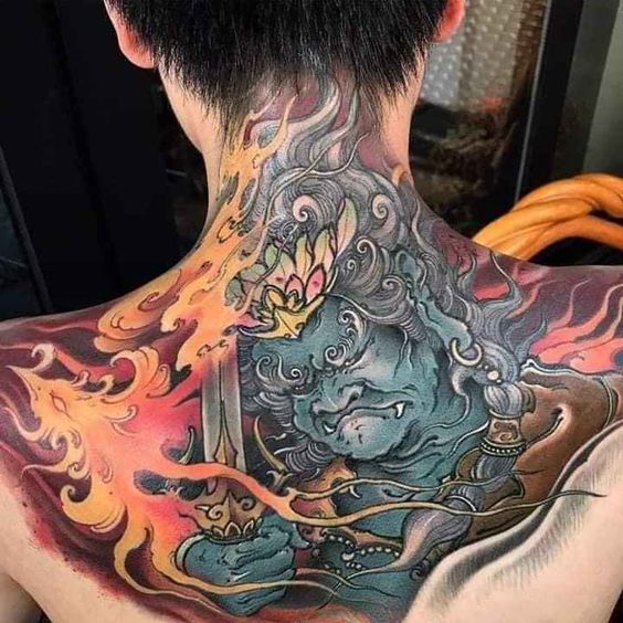 Hình xăm quỷ thần Nhật Bản trên lưng và cổ, phong cách màu sắc, chi tiết tinh xảo, độ phân giải HD.