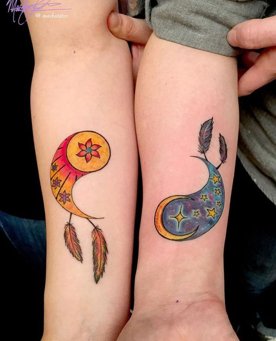 Hình xăm yin-yang màu nước trên tay, chi tiết sắc nét, phong cách sáng tạo, ảnh HD.