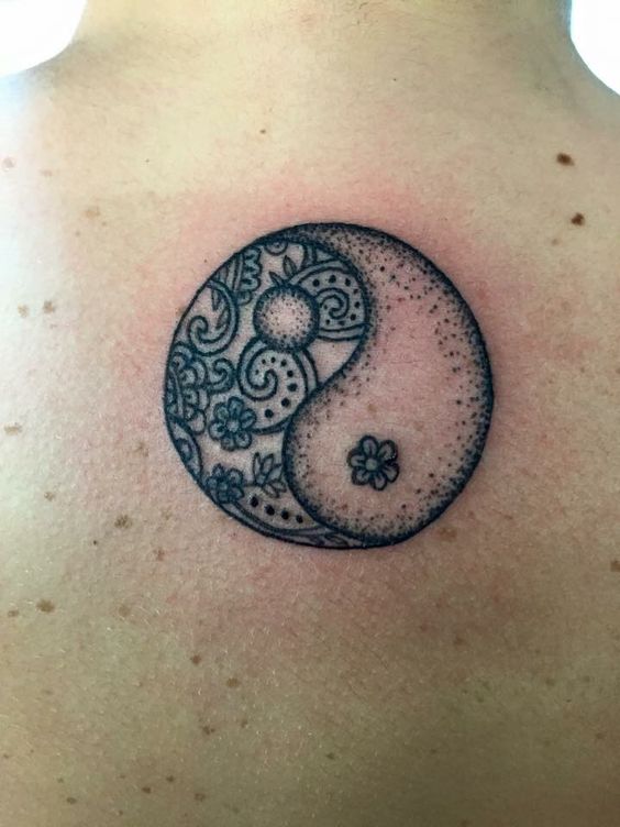 Hình xăm âm dương hoa văn, vị trí ngực, phong cách blackwork chi tiết, độ phân giải HD.