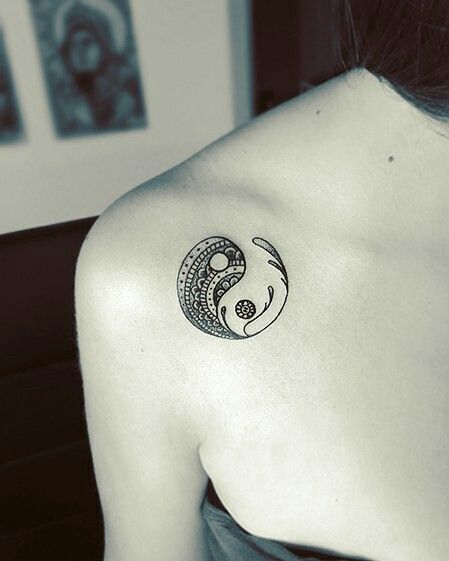 Hình xăm họa tiết mandala trên vai, phong cách blackwork, chi tiết tỉ mỉ, ảnh HD.