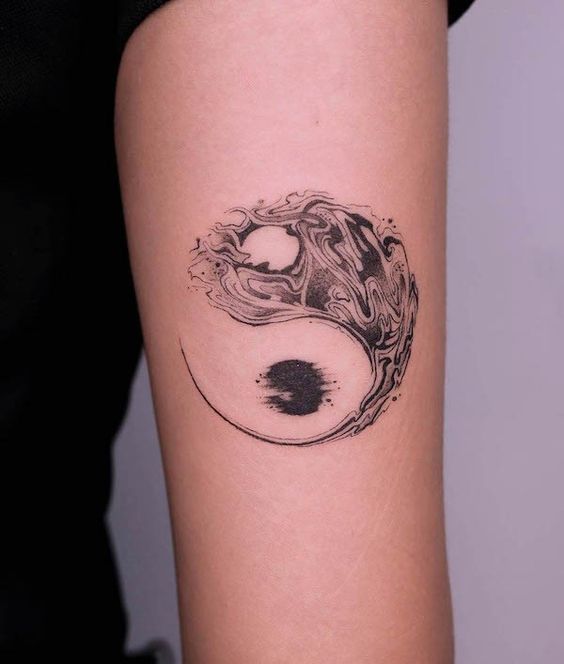 Hình xăm âm dương trên tay, phong cách blackwork chi tiết, độ phân giải HD.
