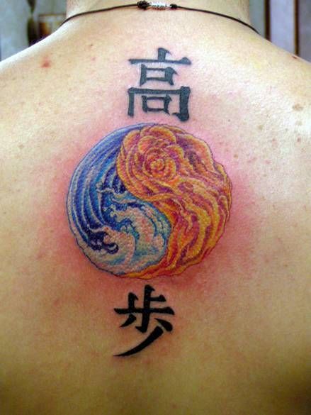 Hình xăm mặt trời và sóng trên lưng, phong cách màu sắc, chi tiết rõ nét, độ phân giải HD.