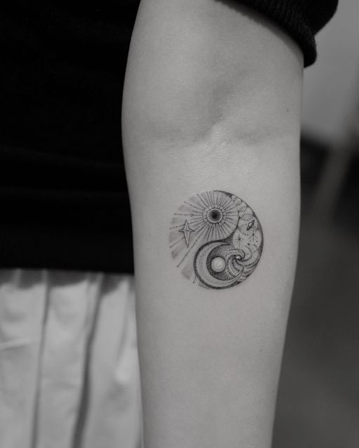 Hình xăm âm dương trên tay, phong cách blackwork chi tiết, ảnh HD.