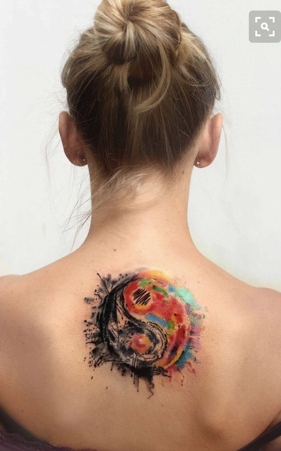 Hình xăm âm dương màu nước trên lưng, phong cách nghệ thuật, chi tiết sống động, độ phân giải HD.