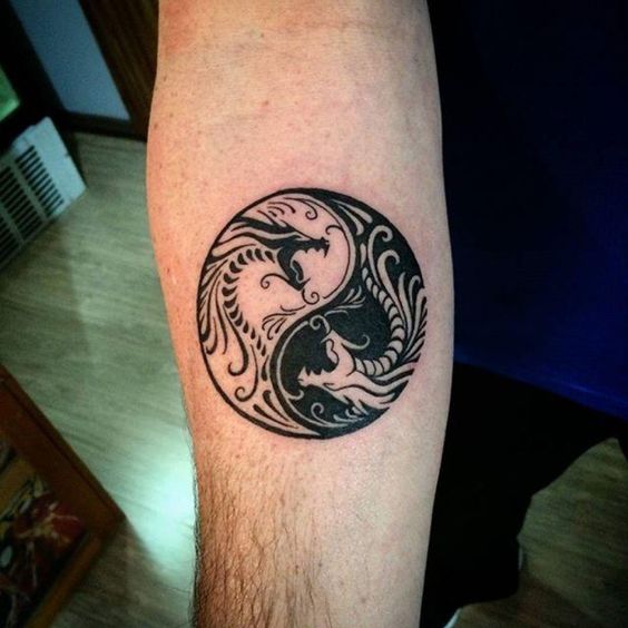 Hình xăm rồng đen kiểu blackwork trên cánh tay, chi tiết sắc nét, độ phân giải HD.