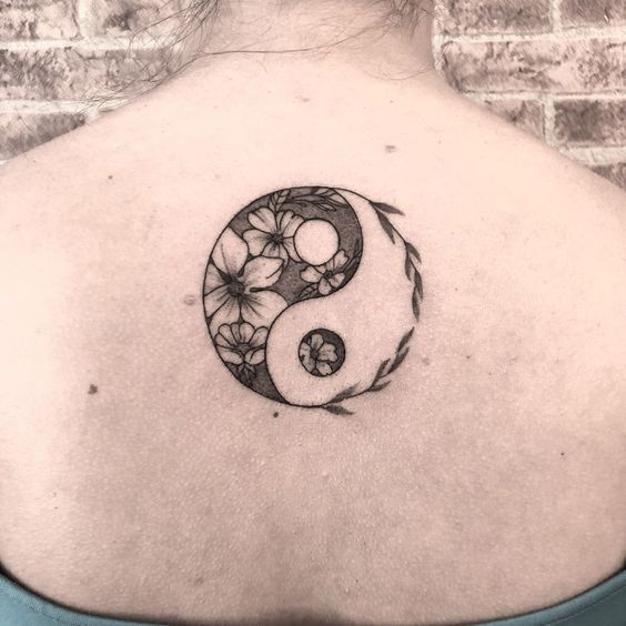 Hình xăm âm dương hoa trên lưng, phong cách blackwork, chi tiết rõ nét, độ phân giải HD.