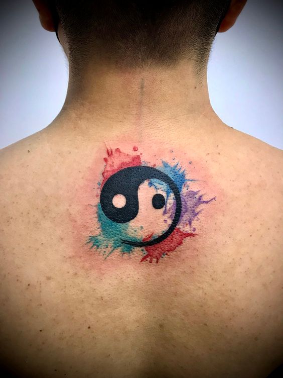 Hình xăm yin yang màu nước trên lưng, phong cách nghệ thuật, chi tiết rõ nét, độ phân giải HD.