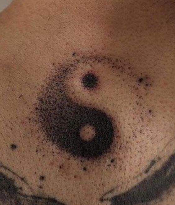 Hình xăm âm dương dotwork trên vai, phong cách blackwork, chi tiết sắc nét, độ phân giải cao HD.