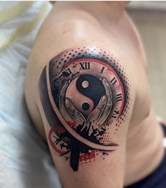 Hình xăm âm dương trên vai, phong cách blackwork, chi tiết tinh xảo, độ phân giải HD.