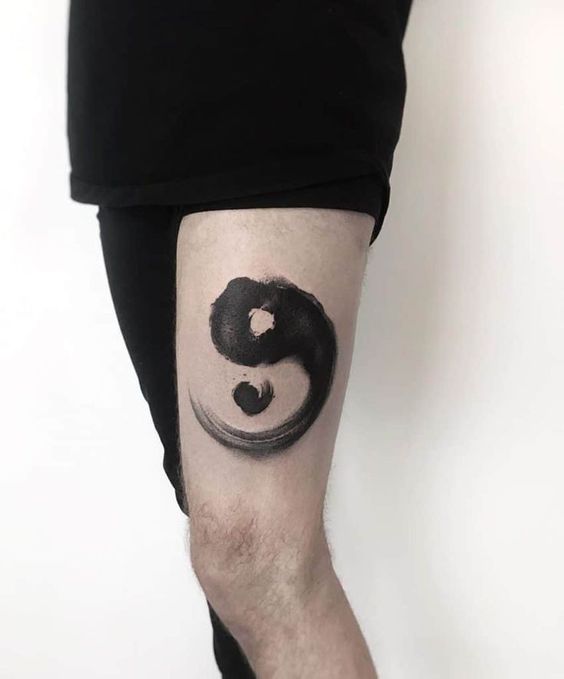 Hình xăm âm dương phong cách blackwork trên đùi, chi tiết rõ ràng, độ phân giải HD.