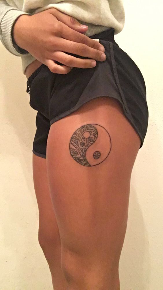 Hình xăm âm dương trên đùi, phong cách blackwork, chi tiết rõ ràng, ảnh độ phân giải HD.