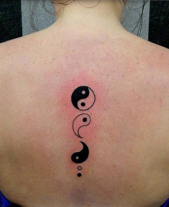 Hình xăm biểu tượng âm dương trên lưng, phong cách blackwork, chi tiết rõ nét, độ phân giải HD.