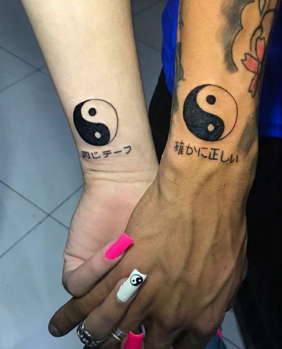 Hình xăm âm dương, cổ tay, phong cách blackwork, chi tiết rõ nét, độ phân giải HD.