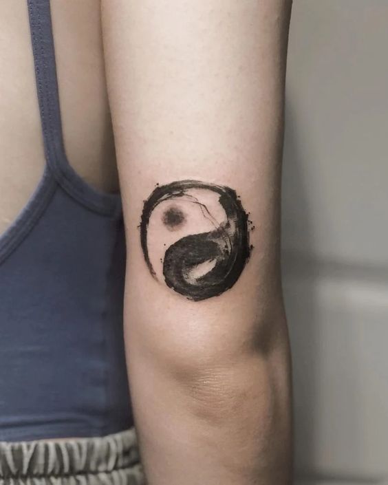 Hình xăm âm dương blackwork trên cánh tay, phong cách tối giản, độ phân giải HD.