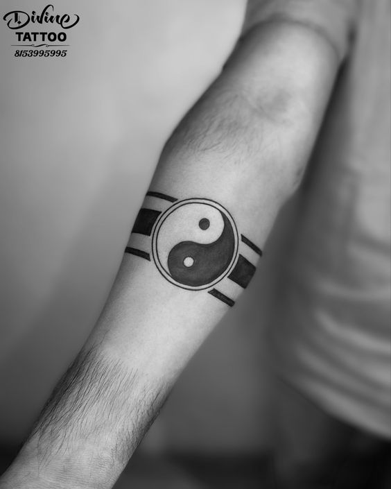 Hình xăm âm dương trên tay, phong cách blackwork, chi tiết rõ nét, ảnh HD.