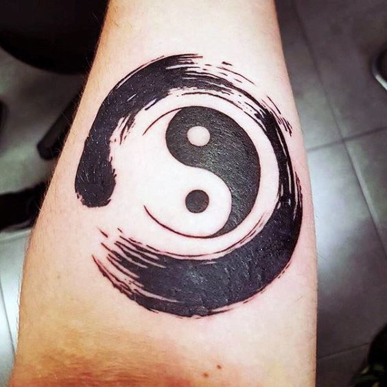 Hình xăm âm dương trên cánh tay, phong cách blackwork, chi tiết cao, độ phân giải HD.