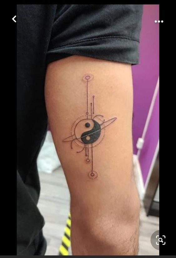 Hình xăm yin-yang phong cách hình học trên bắp tay, blackwork, độ chi tiết cao, độ phân giải HD.