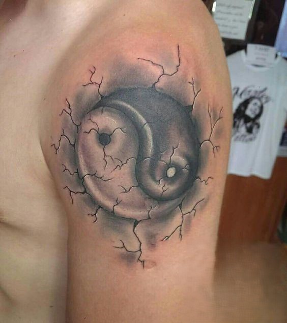 Hình xăm âm dương blackwork trên vai, phong cách nứt vỡ, chi tiết rõ nét, độ phân giải HD.