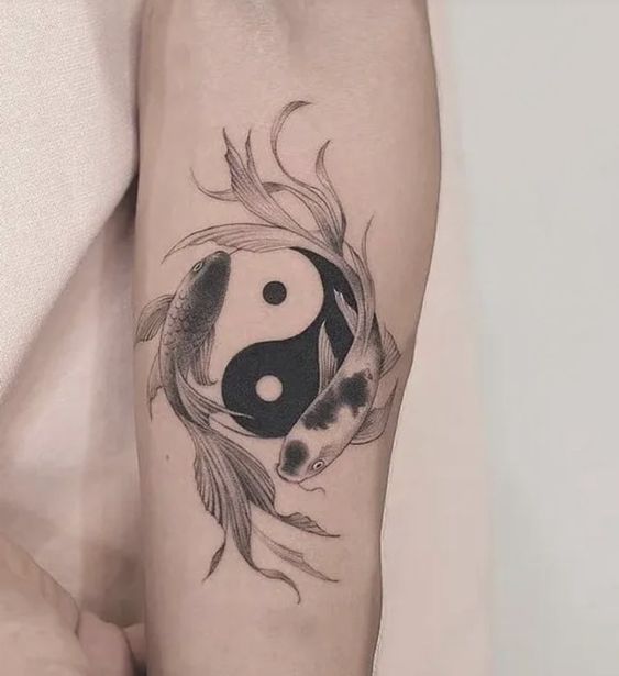 Hình xăm cá chép Yin Yang trên bắp tay, phong cách blackwork, chi tiết, độ phân giải HD.