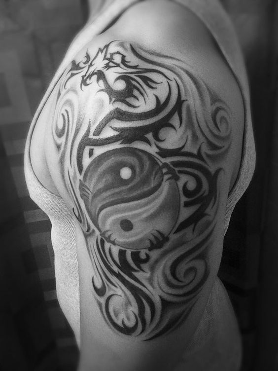 Hình xăm rồng và âm dương trên bắp tay, phong cách blackwork, chi tiết, ảnh HD.