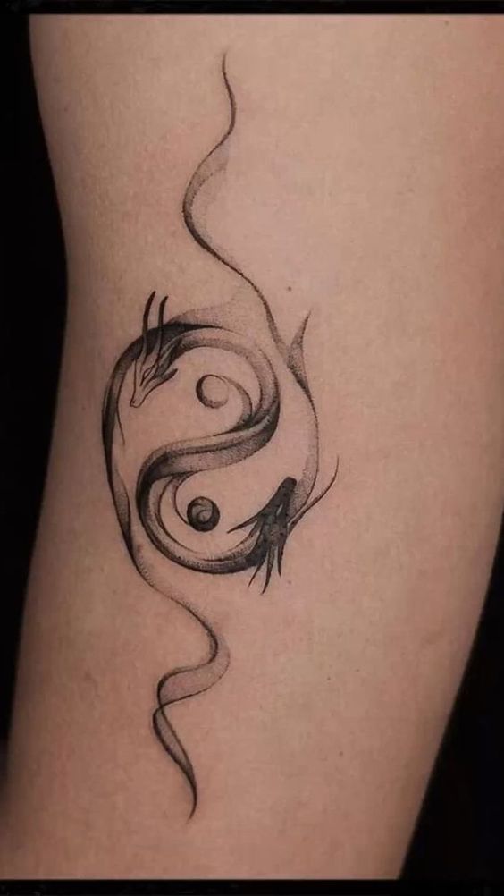 Hình xăm rồng tối giản trên tay, phong cách blackwork, chi tiết tinh tế, độ phân giải HD.