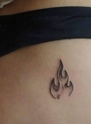 hình xăm biểu tượng lửa đang cháy tối giản Hình xăm ngọn lửa mini ở hông, phong cách blackwork, chi tiết đơn giản, ảnh độ phân giải HD.