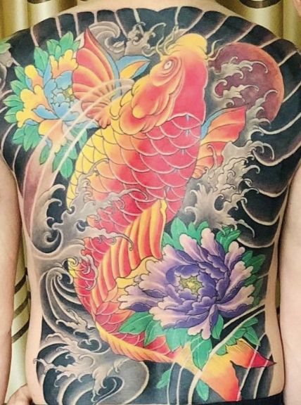 hình xăm bít lưng cá chép kết hợp họa tiết hoa mẫu đơn Hình xăm cá chép màu sắc phong cách cổ điển trên lưng, chi tiết cao, độ phân giải HD.