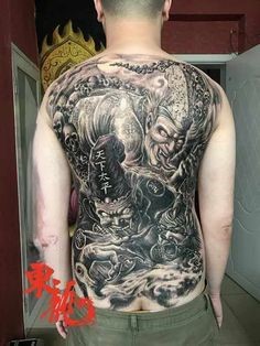 Hình xăm Nhật Bản chi tiết trên lưng, phong cách blackwork, độ phân giải HD.