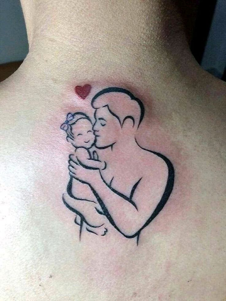 hình xăm bố hôn con gái trên gáy Hình xăm cha và con trên lưng, phong cách blackwork đơn giản, chi tiết rõ nét, ảnh HD.