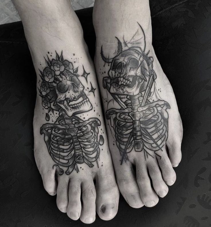 Hình xăm bộ xương phong cách blackwork trên chân, chi tiết cao, độ phân giải HD.
