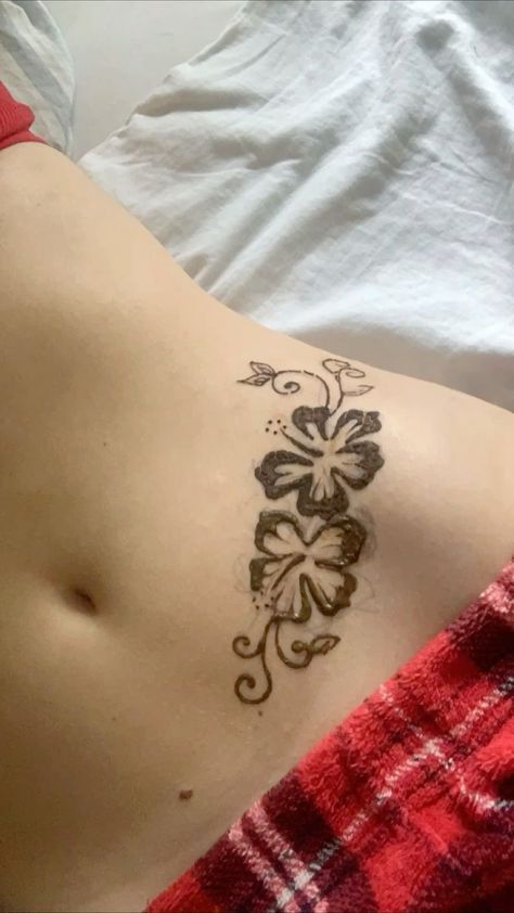 hình xăm bông hoa hoàn hảo ở eo Hình xăm hoa phong cách cổ điển trên eo, chi tiết đơn giản, ảnh HD.