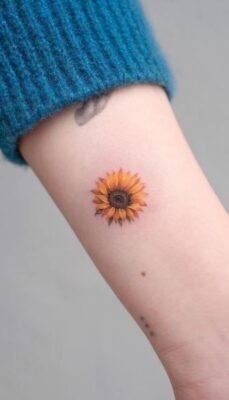 hình xăm bông hoa hướng dương ở tay Hình xăm hoa hướng dương mini trên cánh tay, phong cách màu nước, chi tiết tinh tế, ảnh độ phân giải HD.