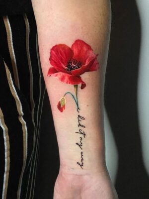 Hình xăm hoa poppy trên cánh tay, phong cách màu nước, chi tiết sắc nét, độ phân giải HD.