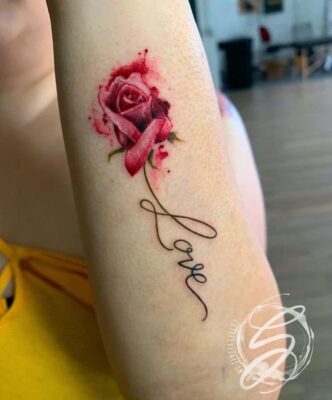 Hình xăm hoa hồng màu nước trên tay, phong cách tinh tế, chữ "love", ảnh HD sắc nét.