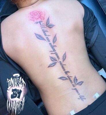 Hình xăm hoa hồng và chữ dọc lưng, phong cách blackwork, chi tiết rõ nét, ảnh độ phân giải HD.