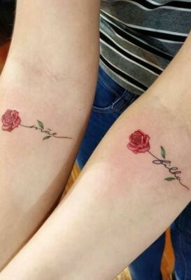 Hình xăm bông hồng với chữ kí tinh tế Hình xăm hoa hồng mini trên cánh tay, phong cách màu sắc tinh tế, độ chi tiết cao, độ phân giải HD.