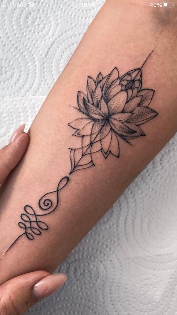hình xăm bông sen cho nam Hình xăm hoa sen phong cách blackwork trên cánh tay, chi tiết rõ nét, độ phân giải HD.