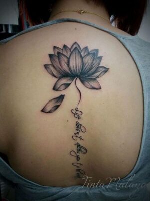 Hình xăm hoa sen trên lưng, phong cách blackwork chi tiết, ảnh HD.