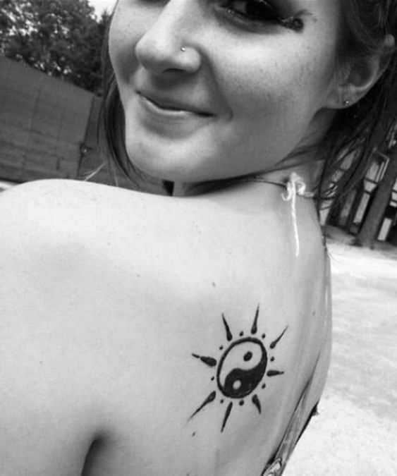 Hình xăm âm dương phong cách blackwork trên vai, chi tiết rõ nét, ảnh đen trắng, độ phân giải HD.