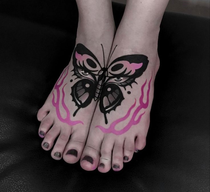 Hình xăm bướm phong cách blackwork và màu sắc nổi bật trên mu bàn chân, độ chi tiết cao, ảnh chất lượng HD.
