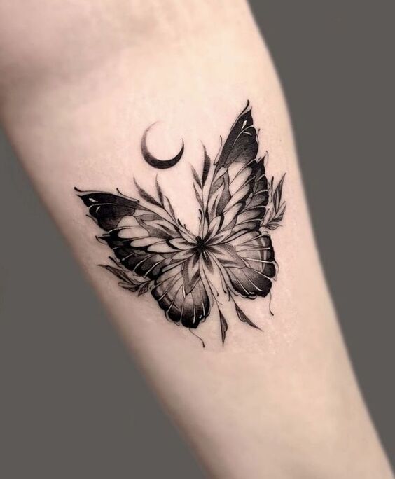Hình xăm bướm blackwork trên tay, phong cách chi tiết, độ phân giải HD.