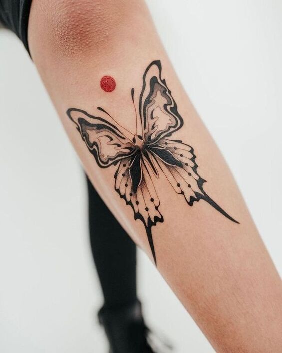 Hình xăm bướm blackwork trên cánh tay, chi tiết rõ nét, độ phân giải HD.