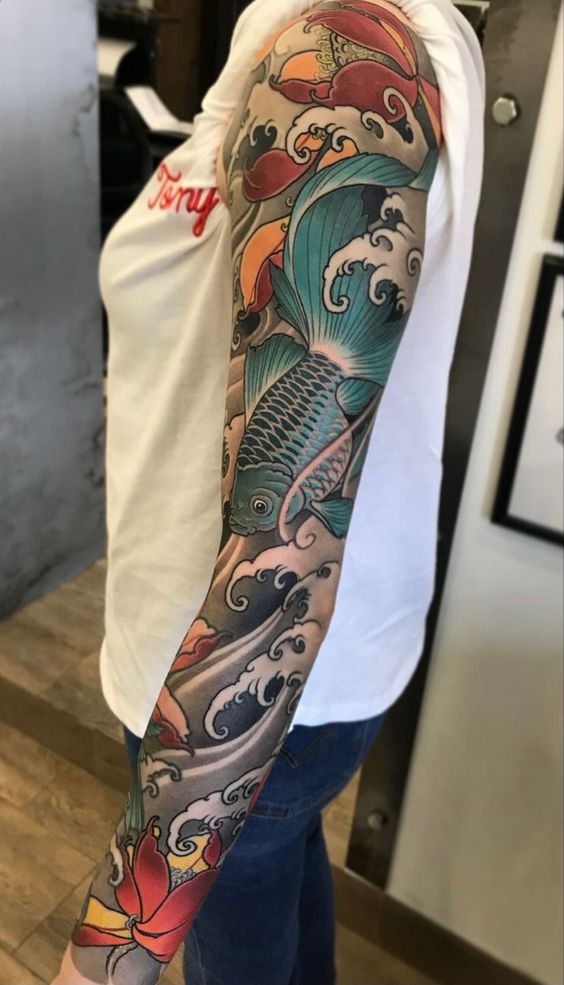 hinh-xam-ca-chep-cho-nu Full-sleeve koi fish tattoo, vibrant colors, floral elements, on arm; detailed art style, high resolution.