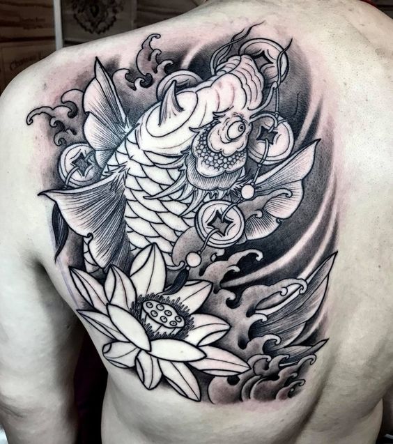 Hình xăm cá chép và hoa sen trên lưng phong cách blackwork, chi tiết rõ nét, độ phân giải HD.